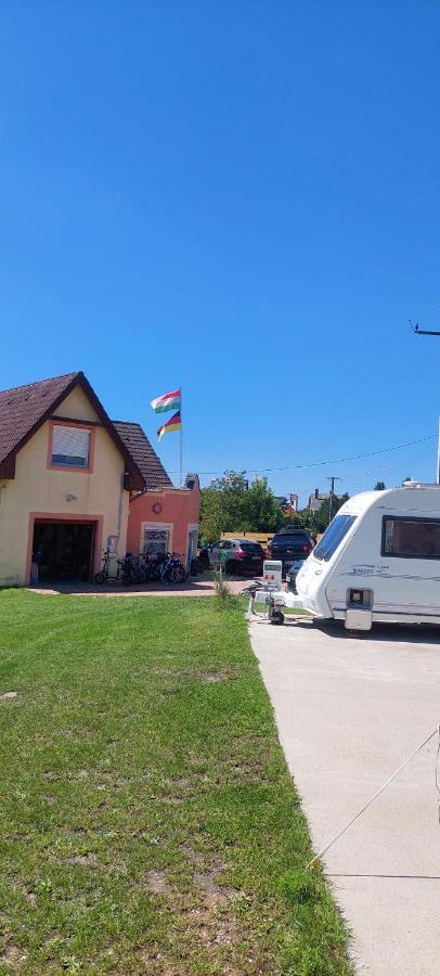 Gyenescamping Wohnwagen Knaus 1 Rechts Gyenesdias