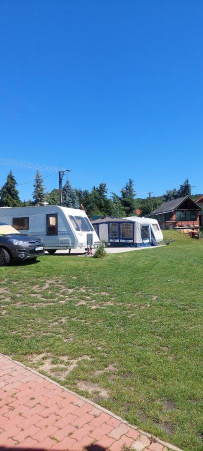 Gyenescamping Wohnwagen Knaus 1 Rechts *