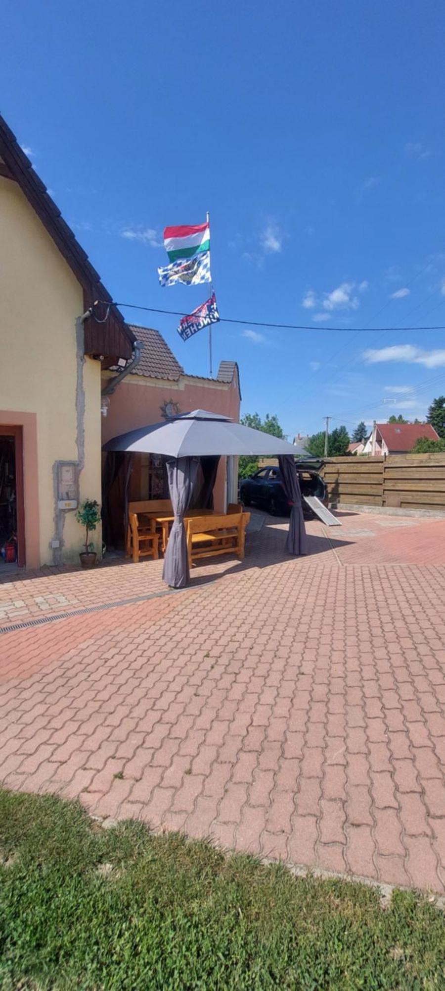 Gyenescamping Wohnwagen Knaus 1 Rechts Campsite *
